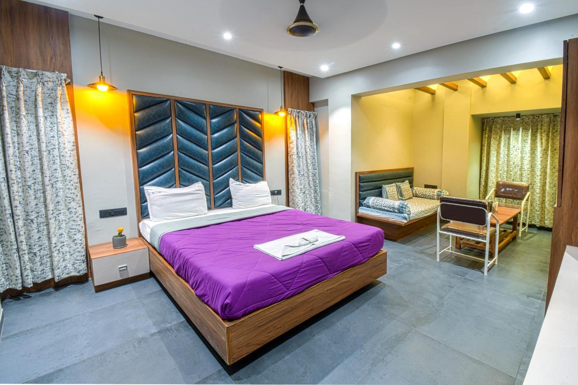 Hotel Vrindavan Deluxe Kolhapur Exterior photo