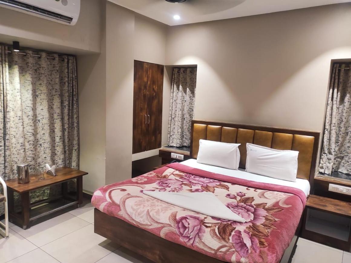 Hotel Vrindavan Deluxe Kolhapur Exterior photo