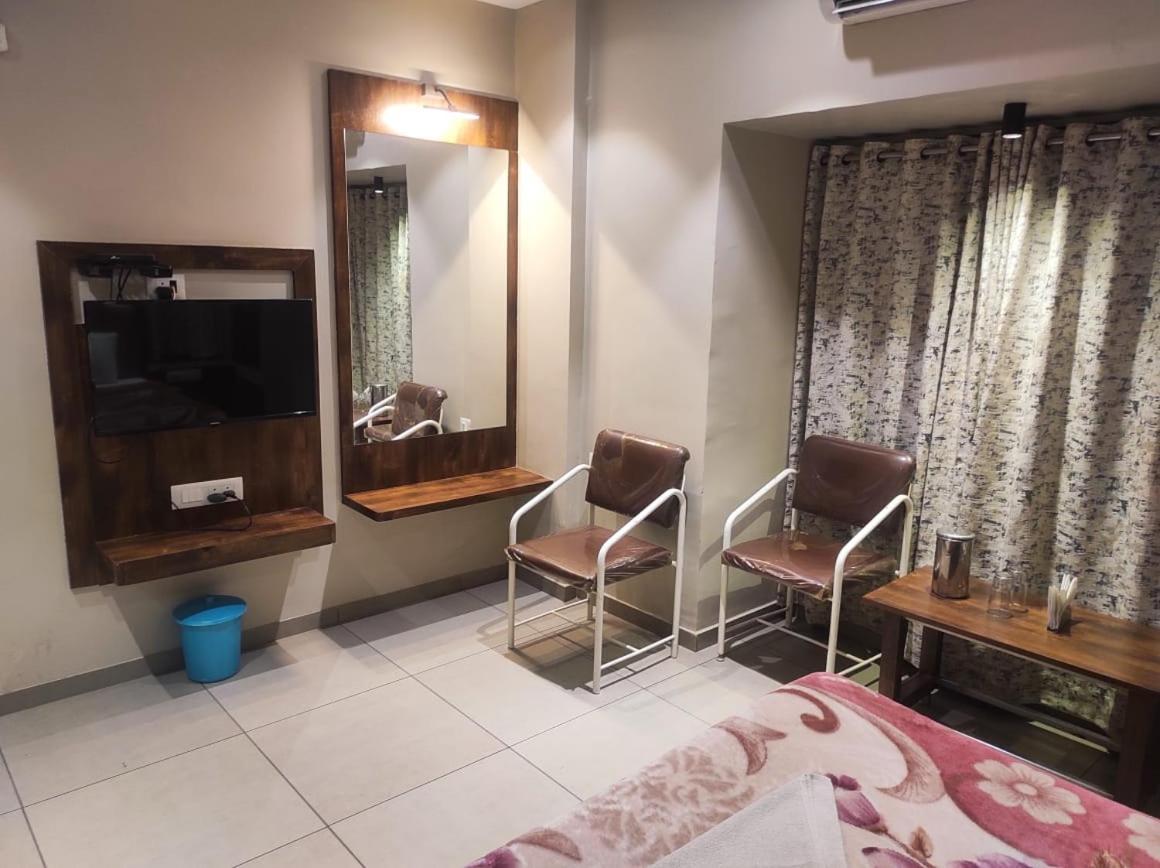 Hotel Vrindavan Deluxe Kolhapur Exterior photo
