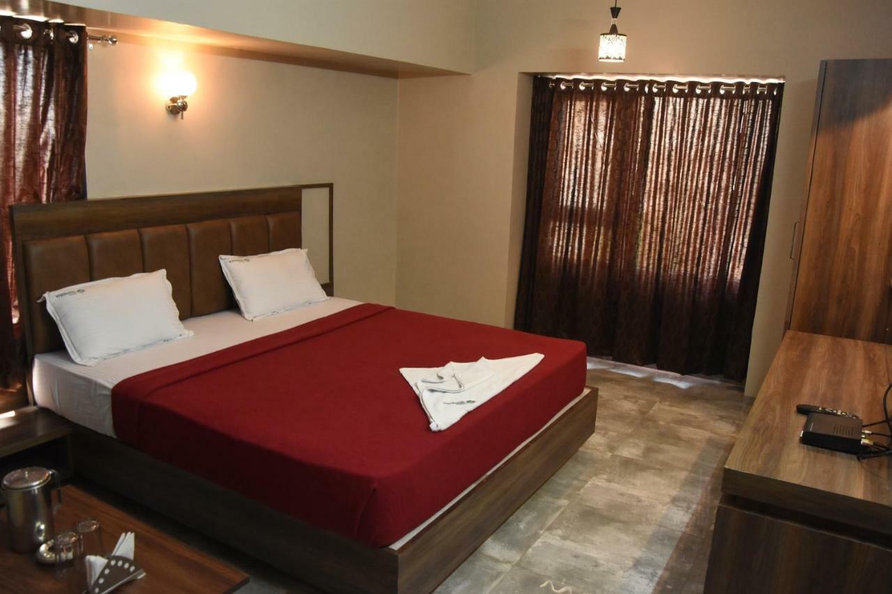 Hotel Vrindavan Deluxe Kolhapur Exterior photo