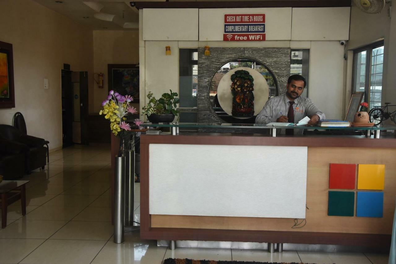 Hotel Vrindavan Deluxe Kolhapur Exterior photo